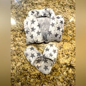 kids housecoat and shoes ( size Med 8/10)